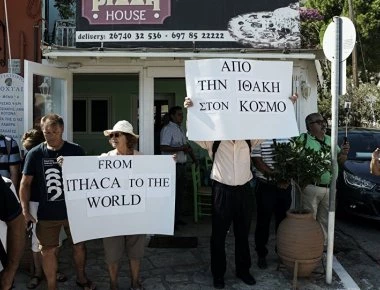 Η χαλαρή βόλτα του Τσίπρα στην Ιθάκη- Οι αναφορές στην ΑΕΚ και οι selfies (βίντεο)